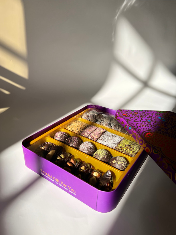 خرمای فراوری شده چهار آیتمی،چیپس،رولت،ترافل خرمایی و پیارم مغزدار 950گرم